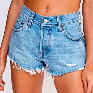 Levi’s 501 classic shorts - medium wash, size 25